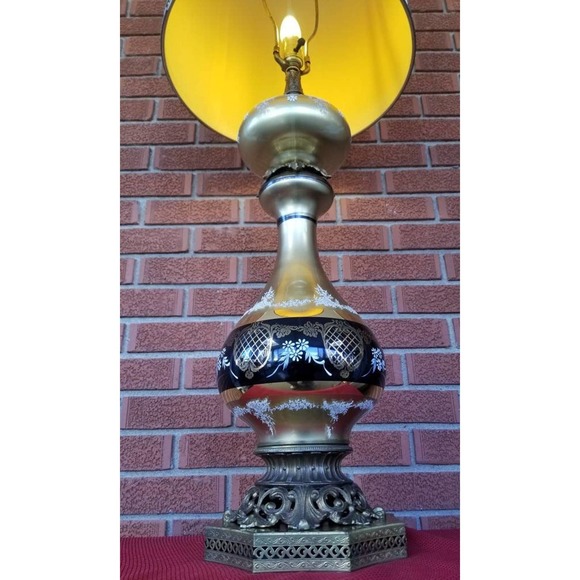 Hollywood Regency MCM Reverse Painted Gilt Gold and Black Lacquer Table Lamp - Picture 4 of 10